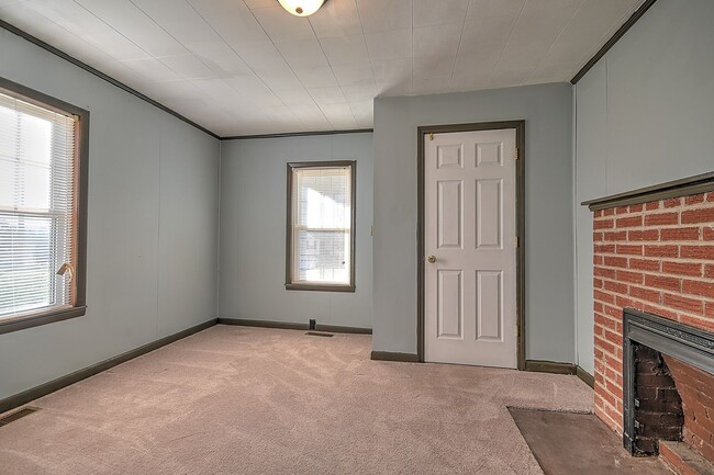 Building Photo - 1408 W College St