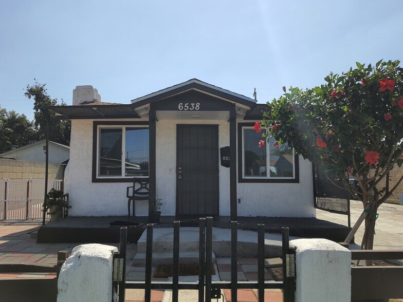 Building Photo - 6538 San Vincente St