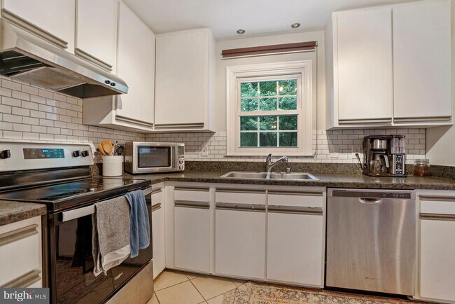 Building Photo - 7930 Bubbling Brook Cir