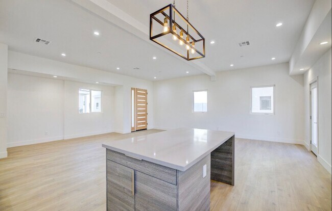 Building Photo - 5639 Riverton Ave