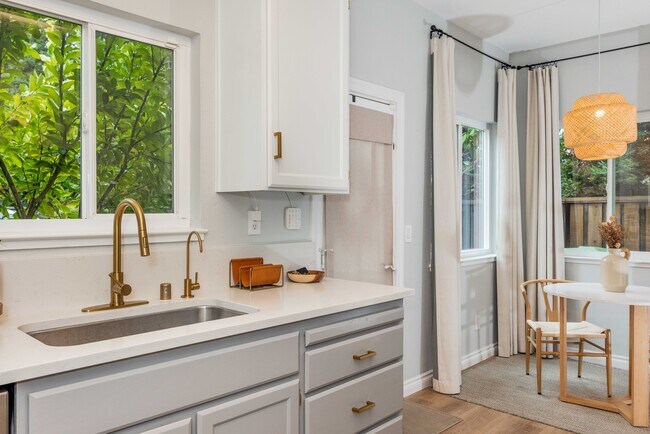 Building Photo - 1954 Bristol St