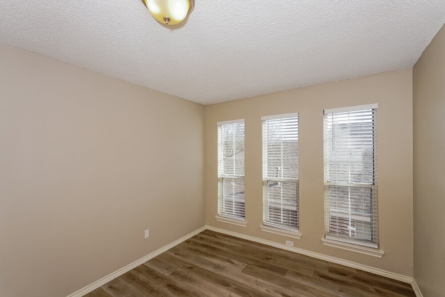 Building Photo - 3305 Wilmington Dr