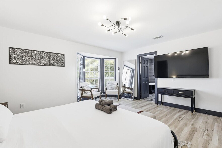 Building Photo - 6440 Knoll Ridge Dr