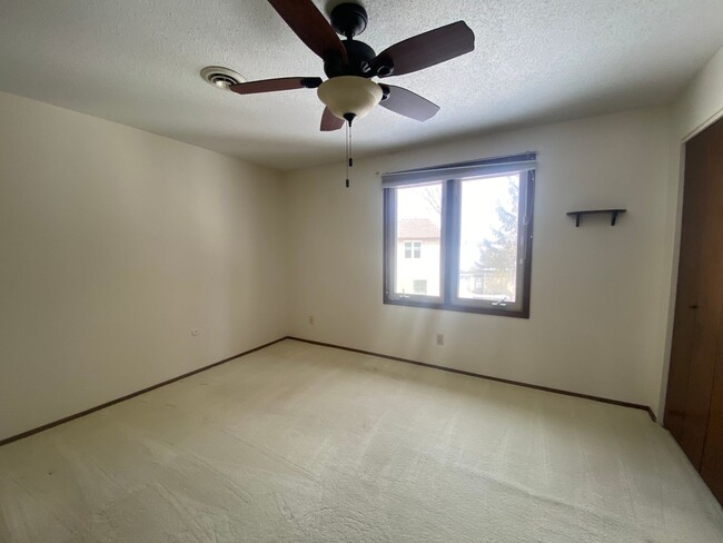 Building Photo - Bettendorf 2BR Condo With Garage For Rent ...