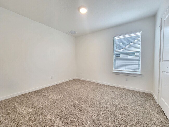 Building Photo - Spacious 4/BR 2.5/BA Retreat with Fenced Yard and Smart Features