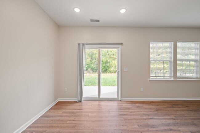 Building Photo - Stunning New Home in Enclave section Chateau