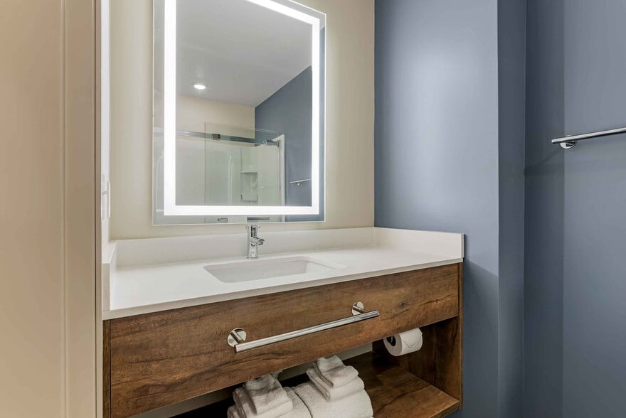 Building Photo - Furnished Studio-Miami - Airport - Blue Lagoon