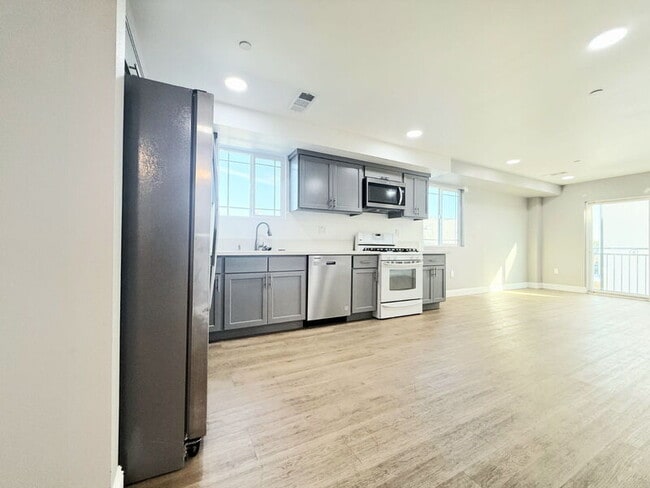 Building Photo - 1731 E 68th St