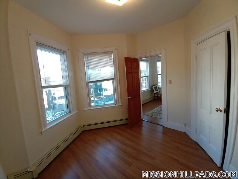 Building Photo - 103 Calumet St