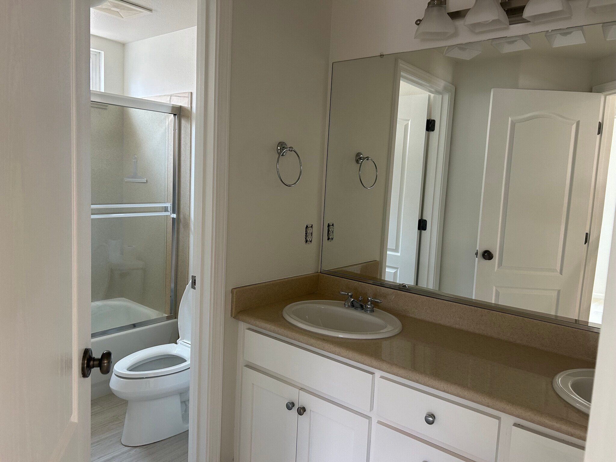 Guest Full Bathroom - 2553 McLaren Ln