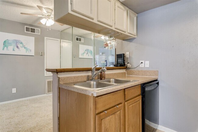 Building Photo - 17331 Red Oak Dr