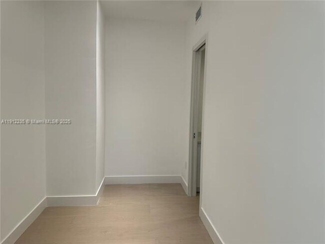 Building Photo - 881 Ocean Dr