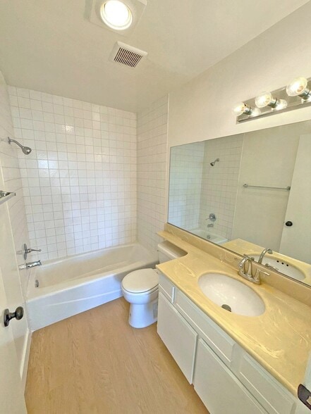 Building Photo - 1321 N Vista St