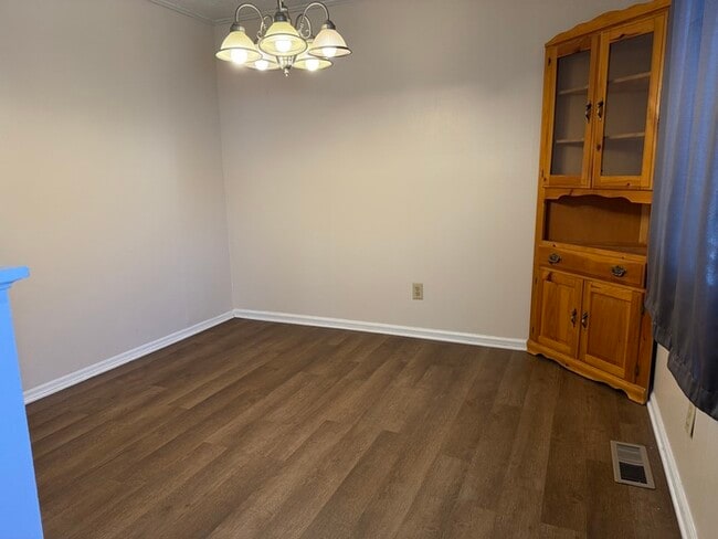 Building Photo - Charming 3 bed, 1.5 bath home!