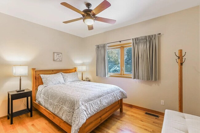 Building Photo - N7487 E Lakeshore Dr