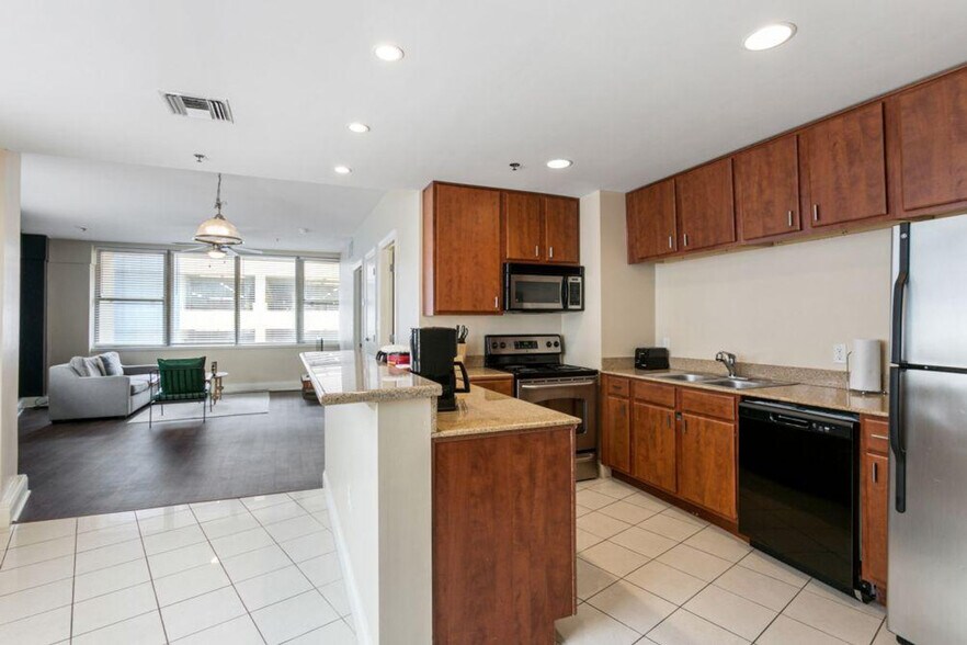 Building Photo - 925 Common St