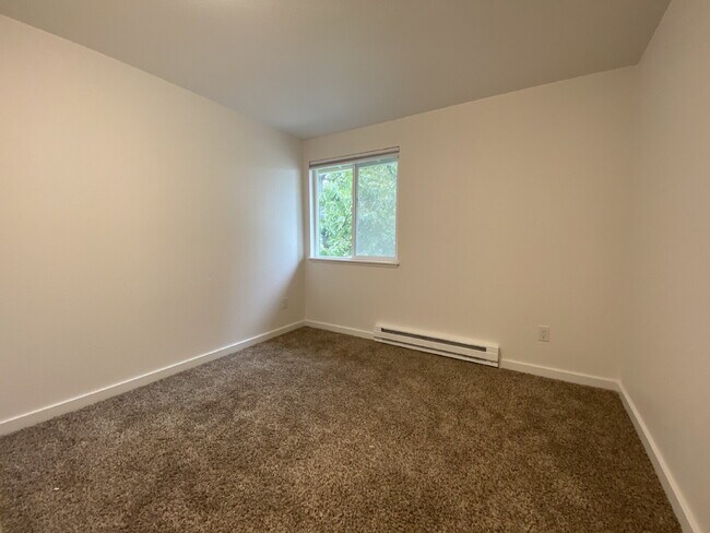 Building Photo - Spacious 3-Bedroom Remodeled Townhome in F...
