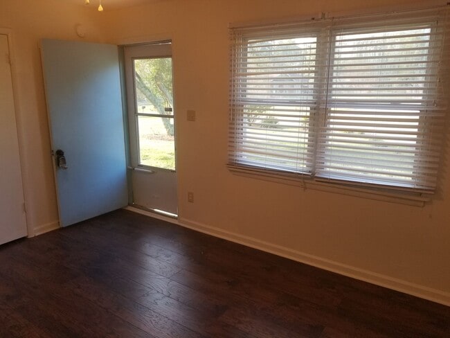 Building Photo - 3- Bedroom & 1- Bath