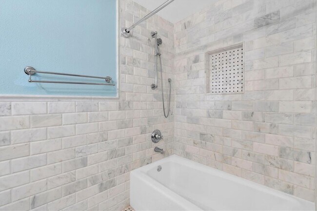 Building Photo - 5810 Bahama Shores Dr S