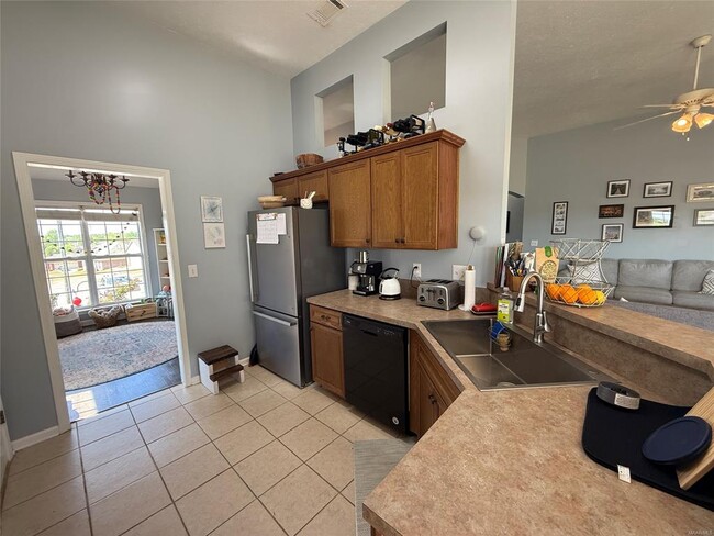 Building Photo - 650 Little Farm Rd