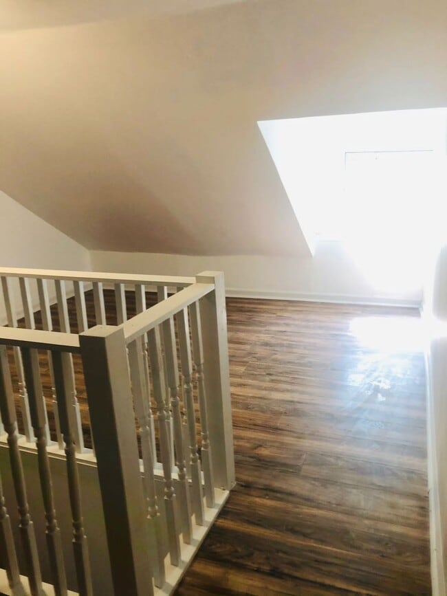 Building Photo - 4 bed 1 bath amazing location