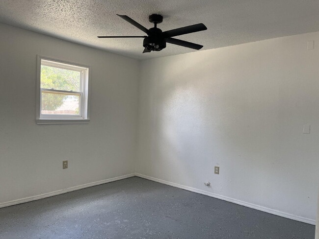 Building Photo - 1711 Norwich Ave