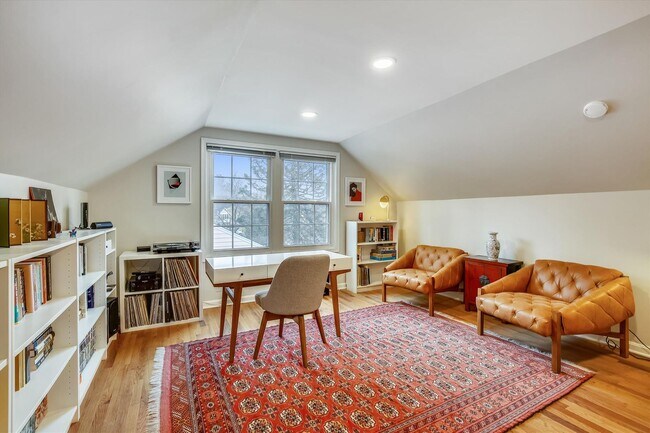 Building Photo - Fabulous 5BR 2.5BA Located in Close in Roc...