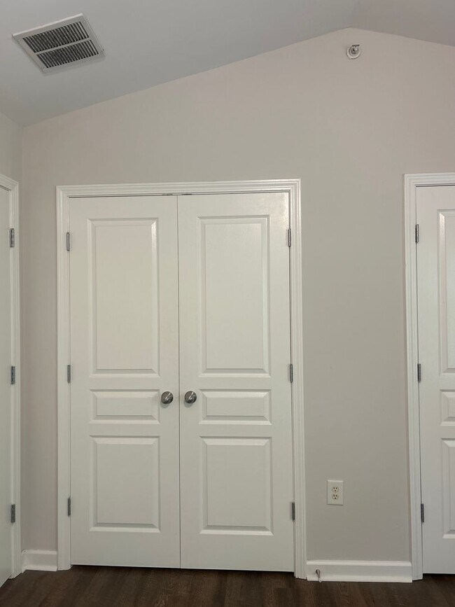 Building Photo - Three Bedroom Townhouse Available!