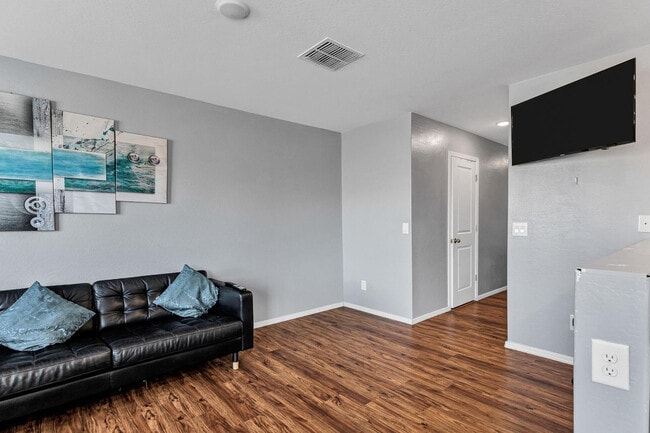 Building Photo - 30517 N Oak Dr