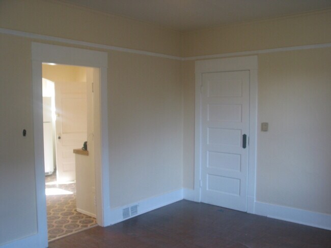 Building Photo - 528 N 76th St