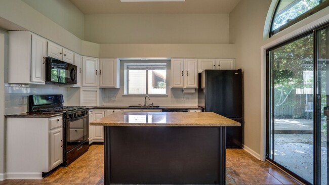 Building Photo - 4 BR / 2.5 BA – RARE FIND IN ROCKY BAYOU