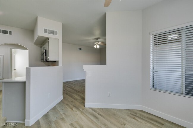Building Photo - 5525 W Flamingo Rd