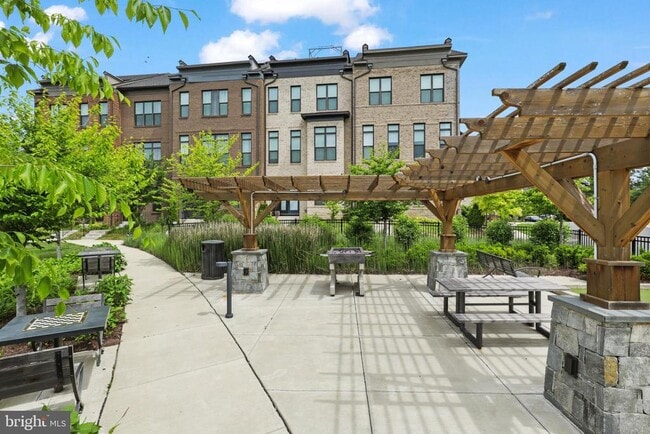Building Photo - 12311 W Oaks Dr