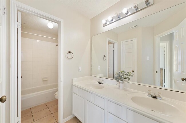 Building Photo - 17827 Scenic Oaks Dr