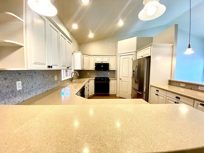 Building Photo - 3 Bedroom 2.5 Bath, 3 Car Garage w/Gorgeous Exterior