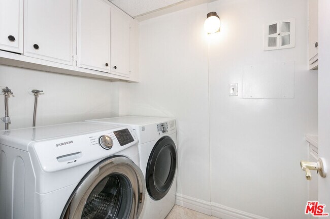 Building Photo - 1950 S Beverly Glen Blvd