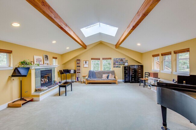 Building Photo - Beautiful Bainbridge Home