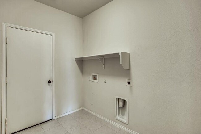 Building Photo - Charming 4-Bedroom Home in Devonshire with Spacious Living Areas and Gorgeous Backyard Oasis.