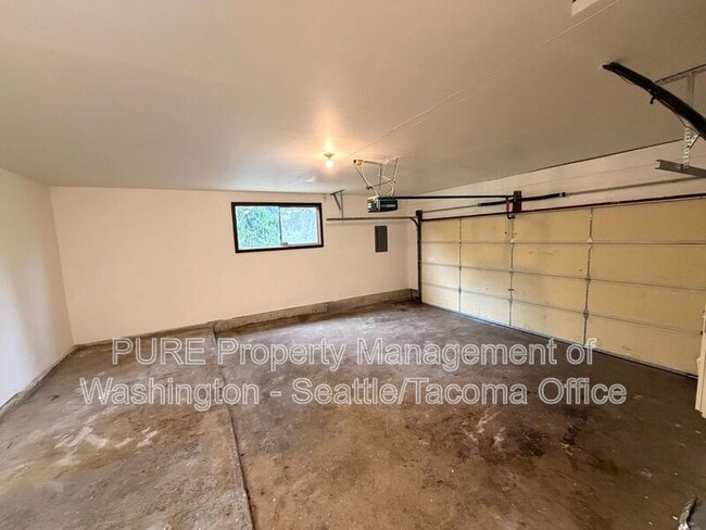 Building Photo - 9017 Wildwood Ave SW