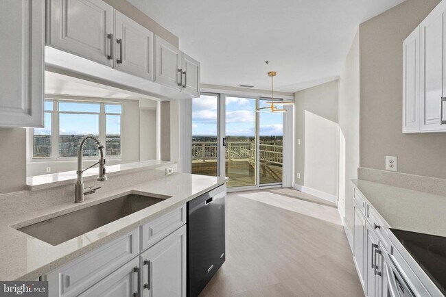 Building Photo - 100 Harborview Dr