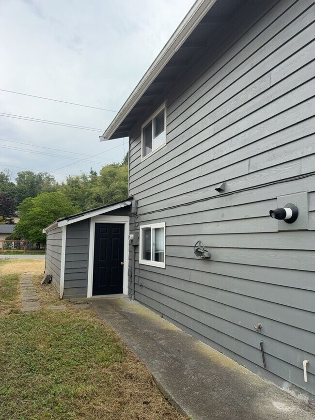 Building Photo - 6 bedroom, 2 bath home in Roosevelt Neighborhood!