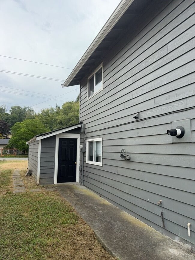 Building Photo - 6 bedroom, 2 bath home with Two Car Garage!!!!