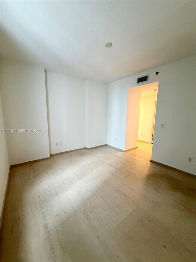 Building Photo - 1050 Brickell Ave