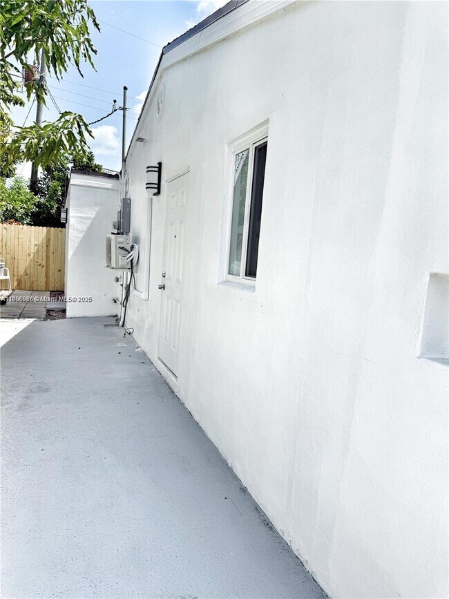 Building Photo - 7031 SW 27th St