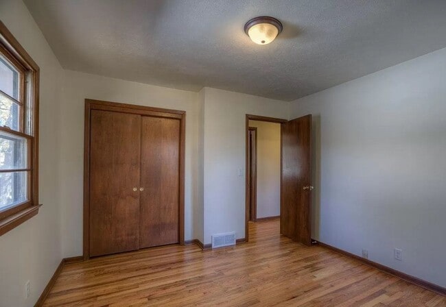 Building Photo - Spacious Home For Rent In Bellevue