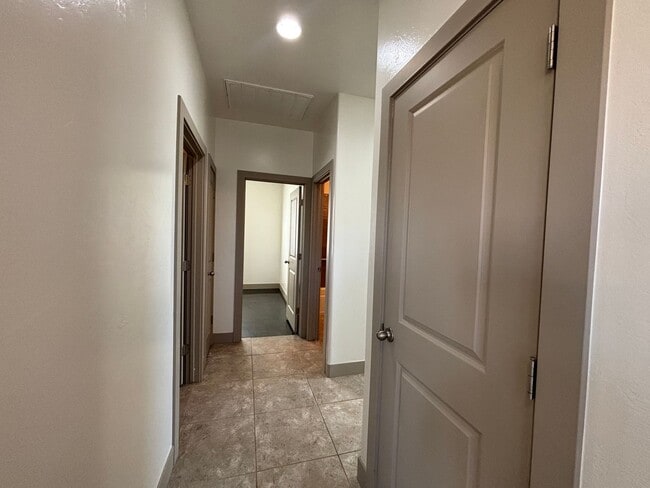 Building Photo - SPACIOUS HOME FOR RENT!