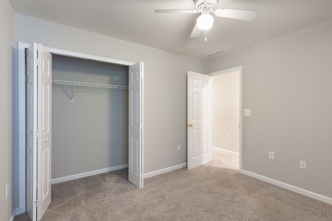 Building Photo - 3bd/2ba Duplex Unit w/ Garage in Ideal Loc...