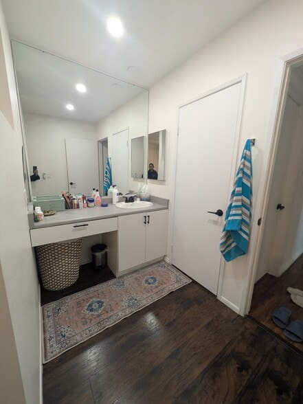 Vanity area connected with master bedroom - 5652 Yolanda Ave