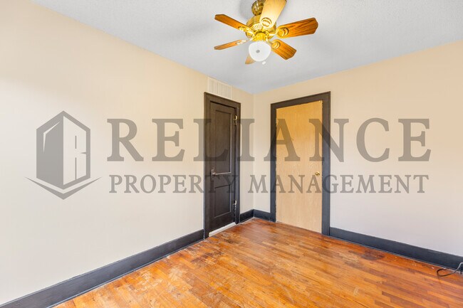 Building Photo - 612 N Custer St