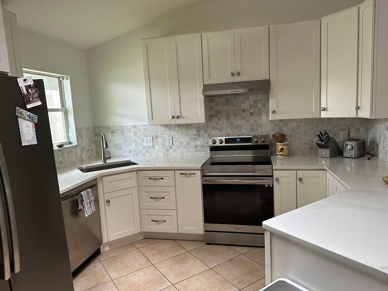 Building Photo - 495 Pyrus St